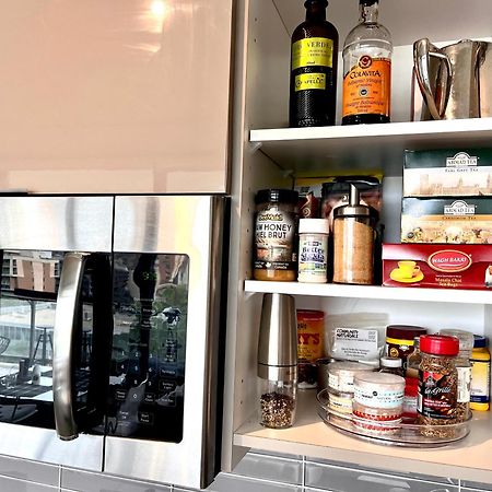 Luxury Dt, 2 Bedroom Deal, Private Balcony, Full Kitchen, Gym - Free Parking YYC Екстериор снимка