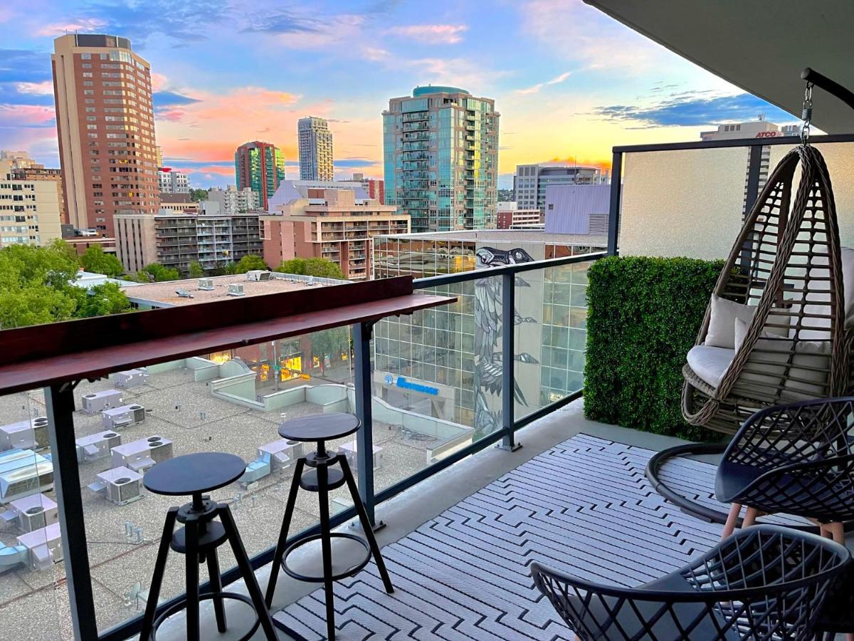Luxury Dt, 2 Bedroom Deal, Private Balcony, Full Kitchen, Gym - Free Parking YYC Екстериор снимка