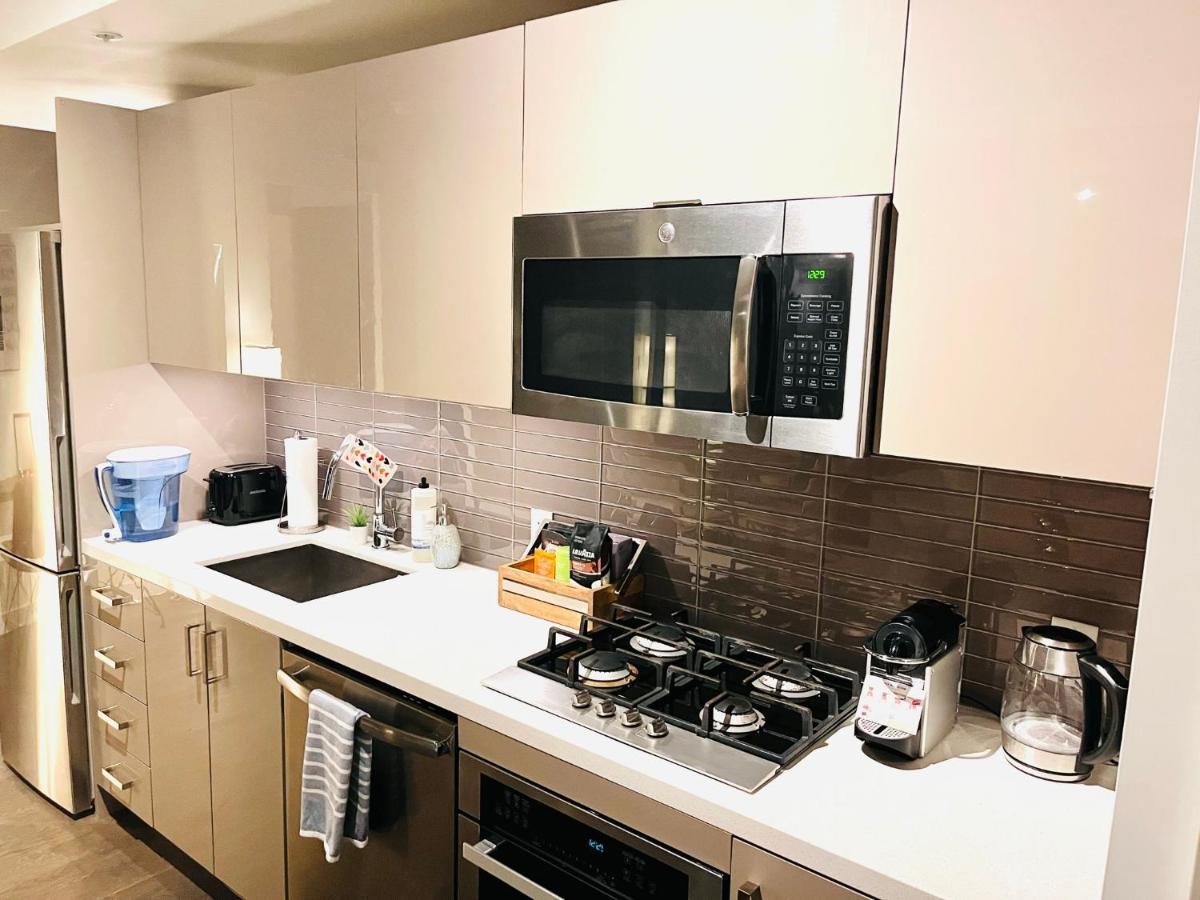 Luxury Dt, 2 Bedroom Deal, Private Balcony, Full Kitchen, Gym - Free Parking YYC Екстериор снимка