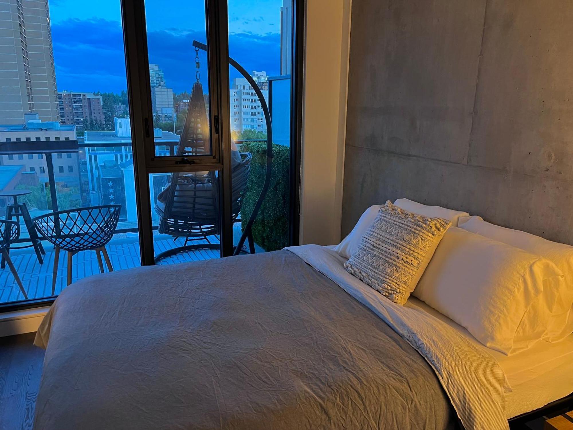 Luxury Dt, 2 Bedroom Deal, Private Balcony, Full Kitchen, Gym - Free Parking YYC Екстериор снимка