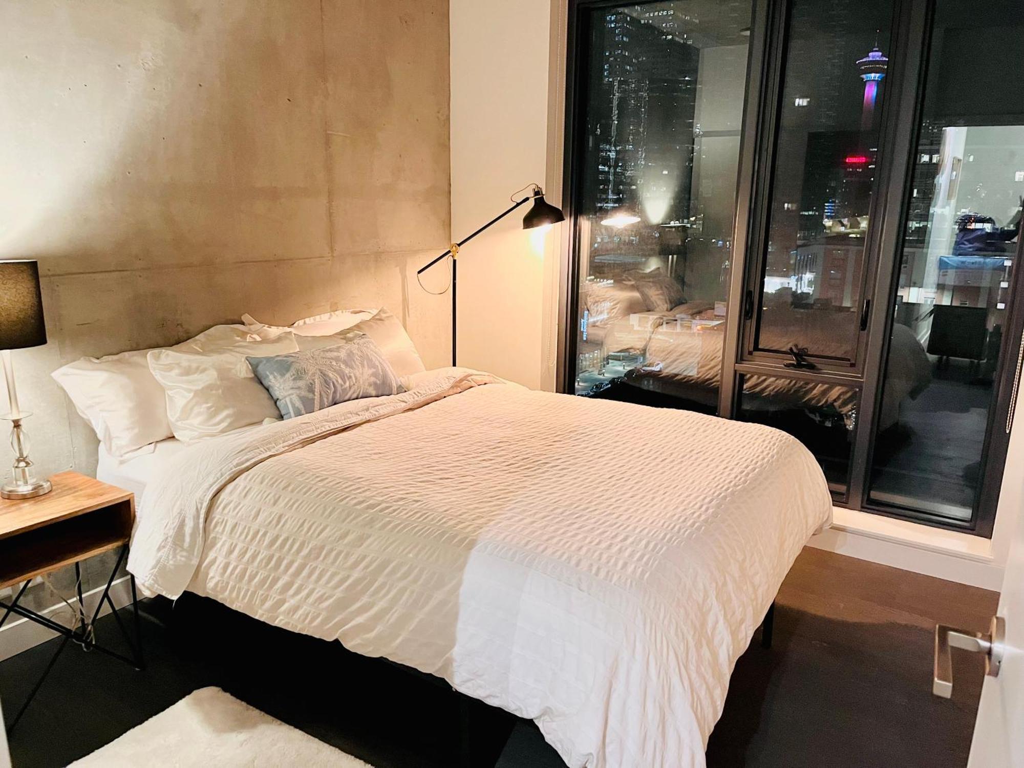 Luxury Dt, 2 Bedroom Deal, Private Balcony, Full Kitchen, Gym - Free Parking YYC Екстериор снимка