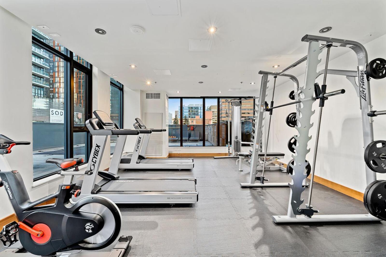 Luxury Dt, 2 Bedroom Deal, Private Balcony, Full Kitchen, Gym - Free Parking YYC Екстериор снимка
