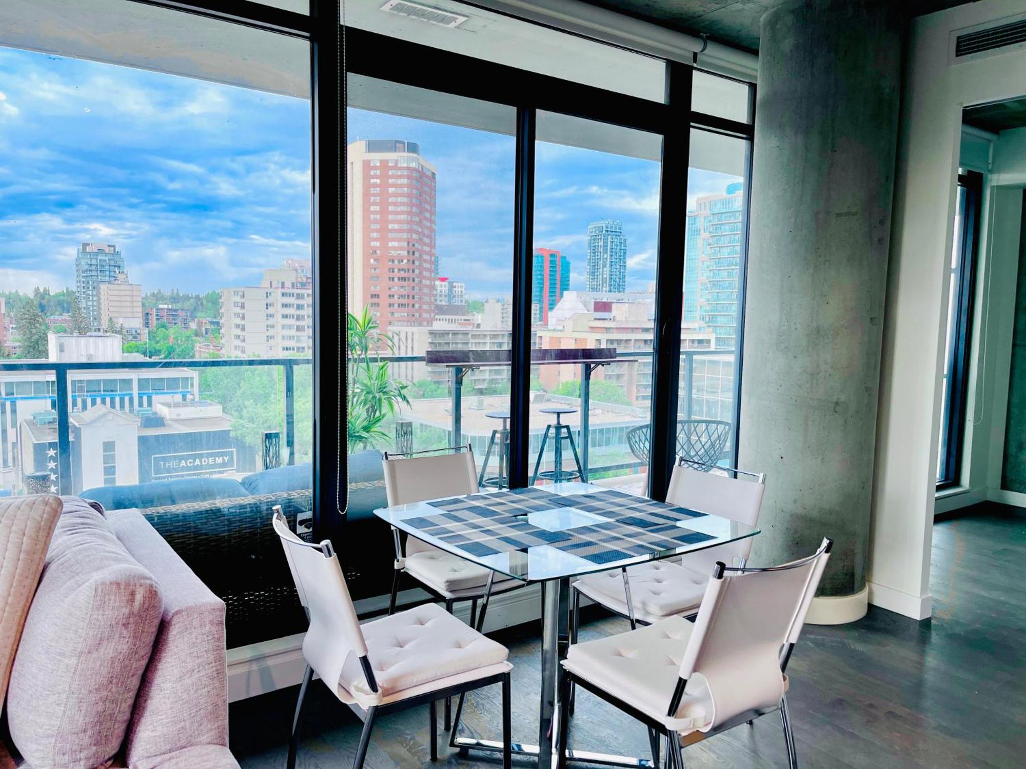 Luxury Dt, 2 Bedroom Deal, Private Balcony, Full Kitchen, Gym - Free Parking YYC Екстериор снимка