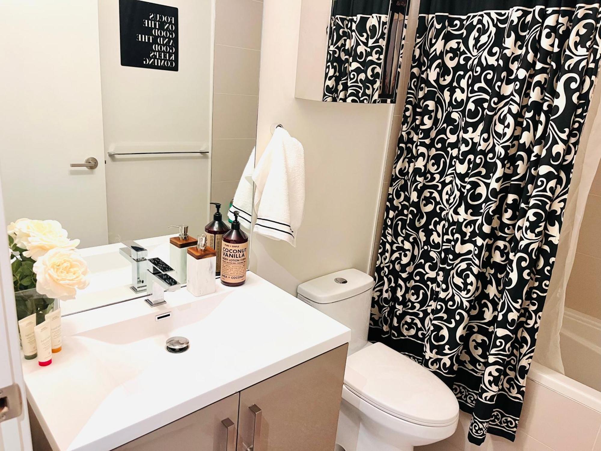 Luxury Dt, 2 Bedroom Deal, Private Balcony, Full Kitchen, Gym - Free Parking YYC Екстериор снимка